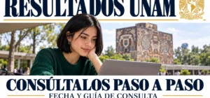Resultados UNAM: aspirante consulta en su laptop si fue seleccionada, frente a la Biblioteca Central de Ciudad Universitaria