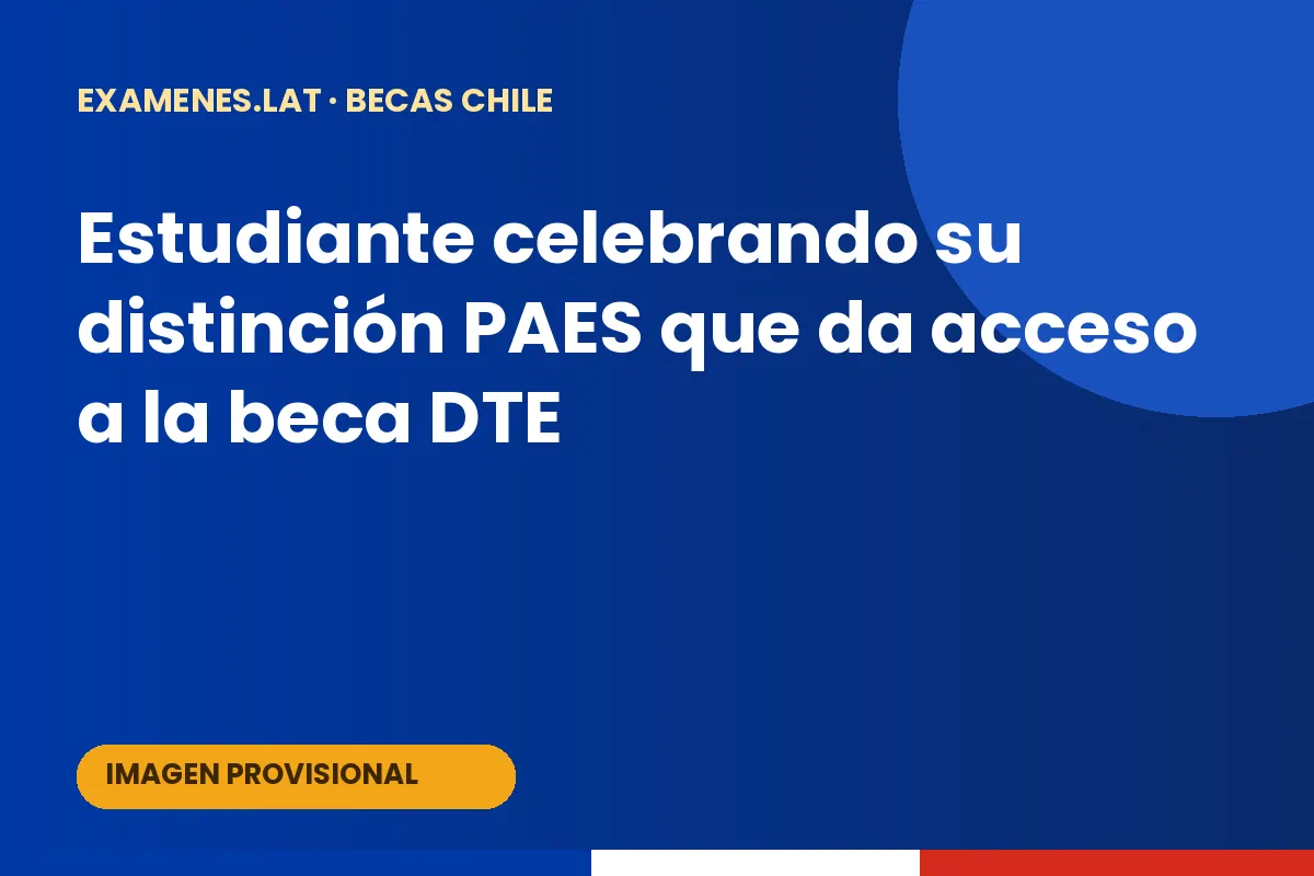Estudiante celebrando su distinción PAES que da acceso a la beca DTE
