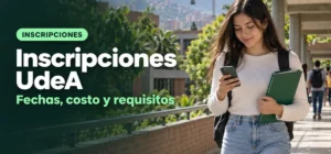 Aspirante con carpeta verde camina por la Ciudad Universitaria de la Universidad de Antioquia (UdeA) en Medellín revisando su inscripción en el celular
