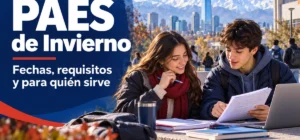 Estudiantes con bufanda preparan la PAES de Invierno en un campus de Santiago