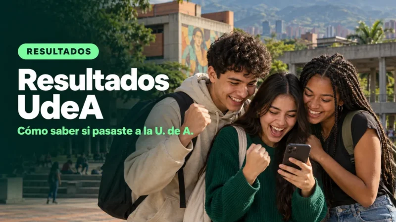 Tres aspirantes celebran al ver en un celular los resultados de admisión de la Universidad de Antioquia (UdeA) en la Ciudad Universitaria de Medellín