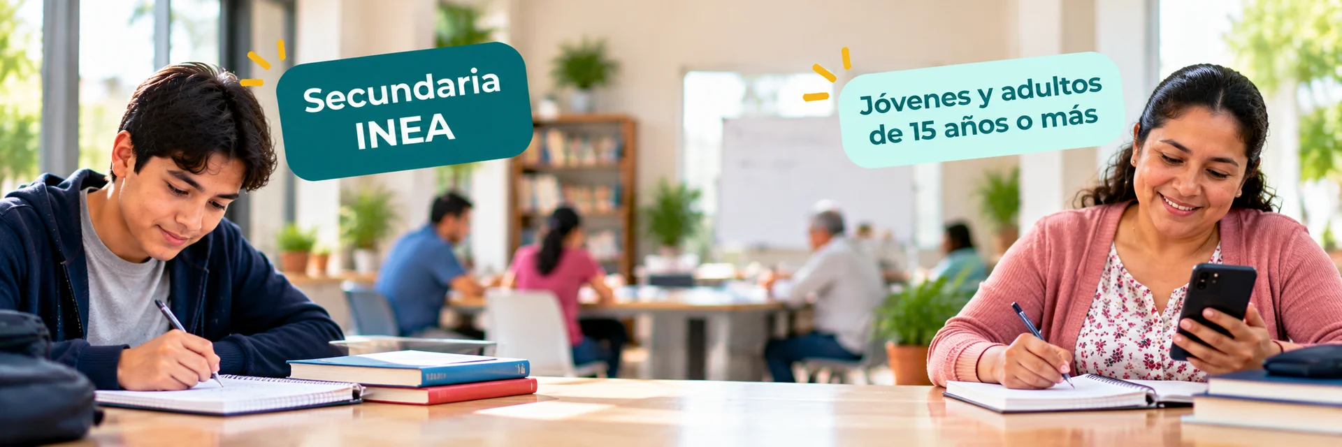Joven y adulta estudiando para terminar la secundaria en el INEA, para personas de 15 años o más